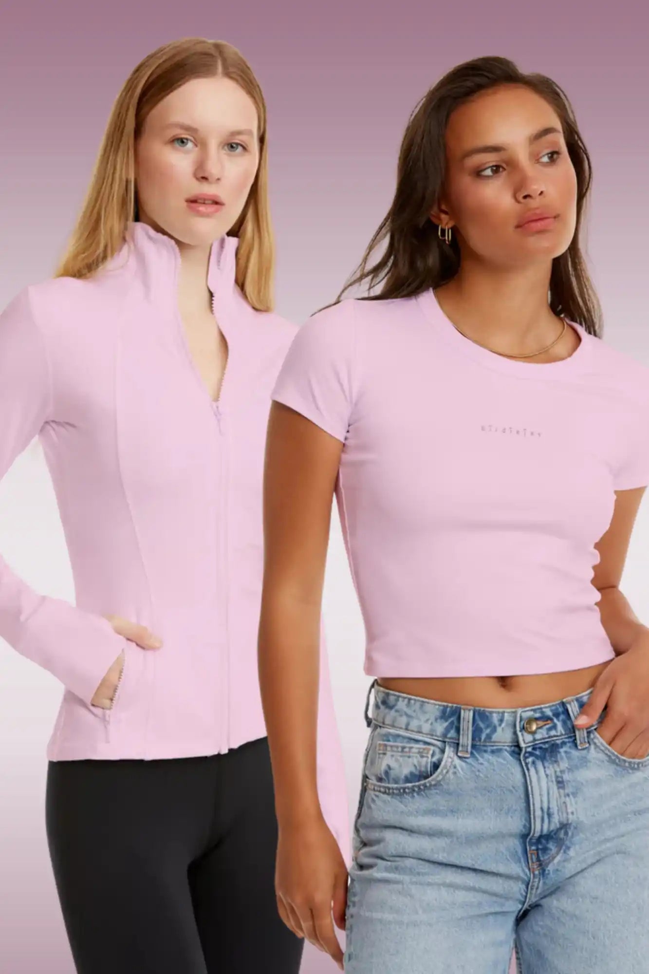 Pembe gömlek giymiş iki kadın.